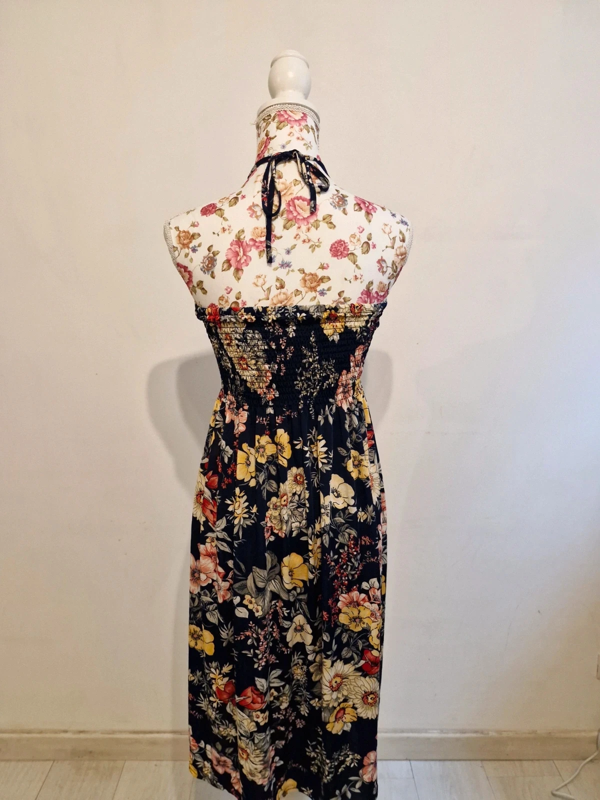 Vestido con delicados motivos florales – photo 3